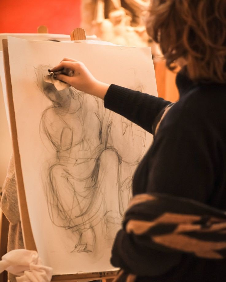 Proceso de dibujo, representando el trabajo de arte terapia
